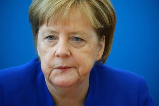 Angela Merkel keeps government together after hours of emergency talks on migration crisis