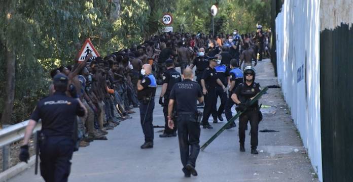 Ceuta : 400 migrants franchissent la clôture frontalière, des violences