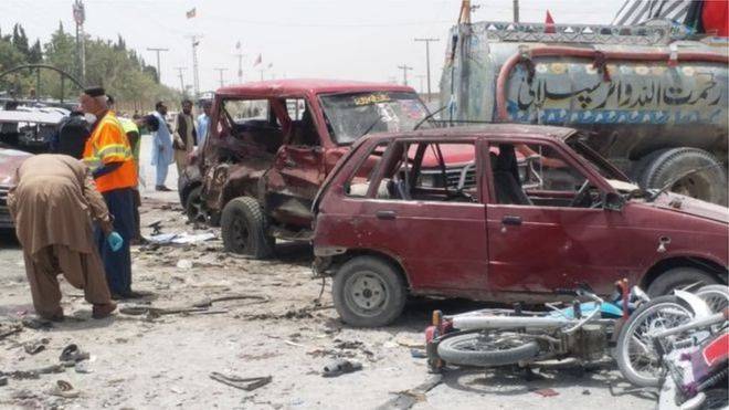 مقتل العشرات في هجوم انتحاري على مركز اقتراع في باكستان وسط اتهامات بالتلاعب بالنتائج