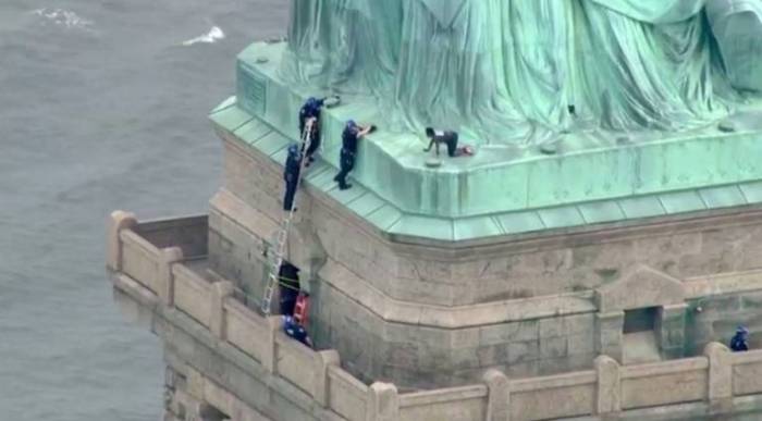 Mujer trepó la Estatua de la Libertad en protesta por política migratoria de EEUU