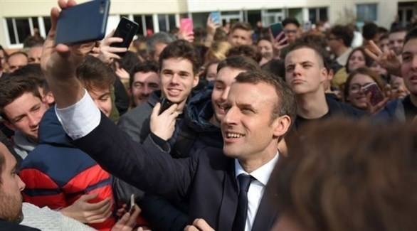 فرنسا تحظر استخدام الموبايلات في المدارس