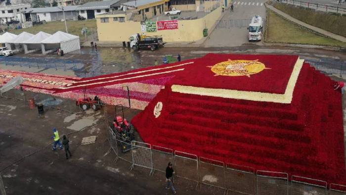 Ecuador busca el récord Guinness con una pirámide de más de 500.000 rosas
