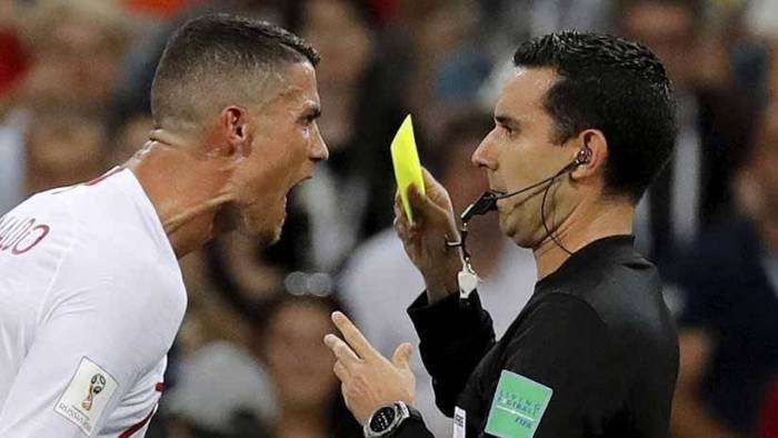 La furia de Ronaldo al encararse con el árbitro en el descuento del Uruguay-Portugal-FOTO