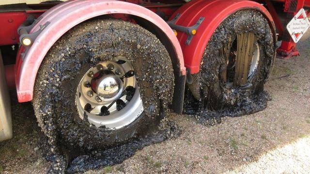 Australie: les routes fondent et bloquent les voitures