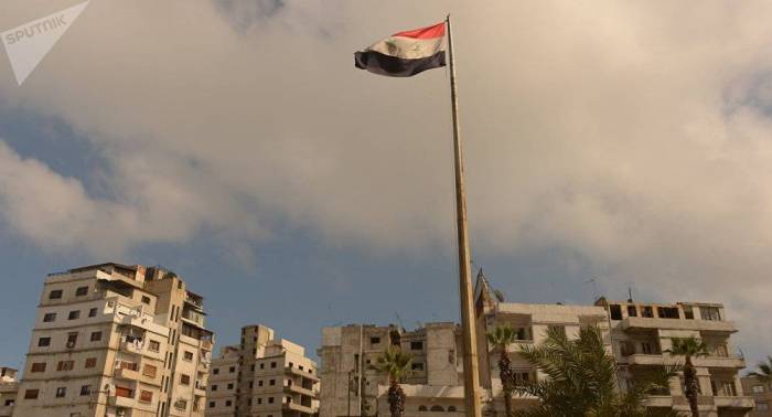 Se iza bandera nacional siria en la localidad de Busra al Sham en Deraa