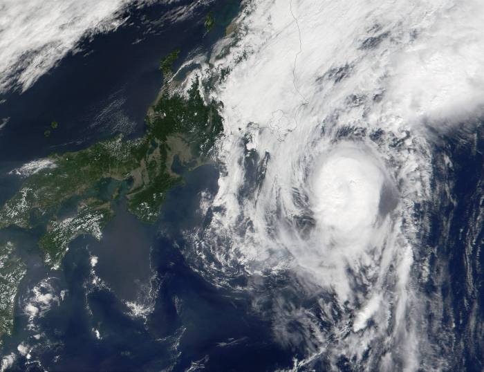 Le puissant typhon Prapiroon touche le sud du Japon