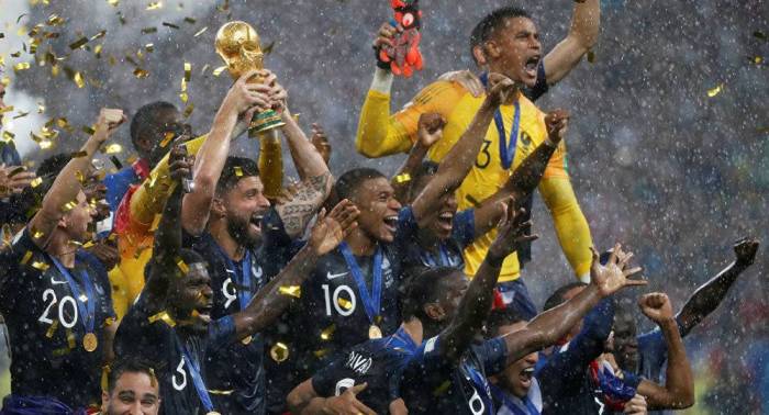 أعمال نهب وسرقة أثناء الاحتفالات بفوز فرنسا بكأس العالم -فيديو