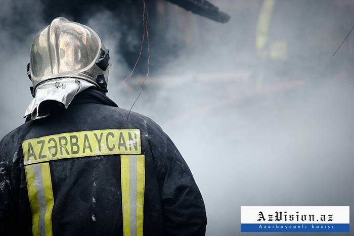 Bakıda ticarət mərkəzidə yanğın olub