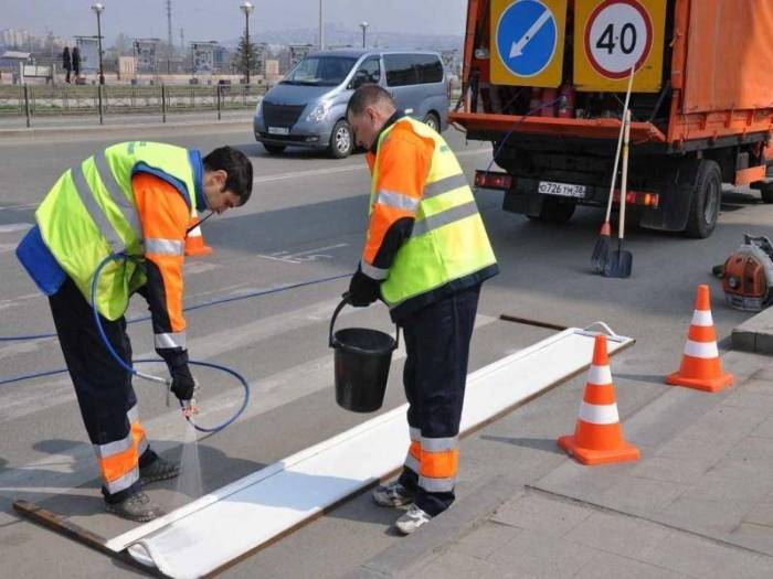 Bu yollarda rənglənmə və təmir işləri aparılır