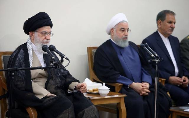 روحاني يواجه هجوماً غير مسبوق.. البرلمان الإيراني يضيّق الخناق عليه ويبدأ بعزل وزيرين آخرين من حكومته، وخامنئي يصرِّح