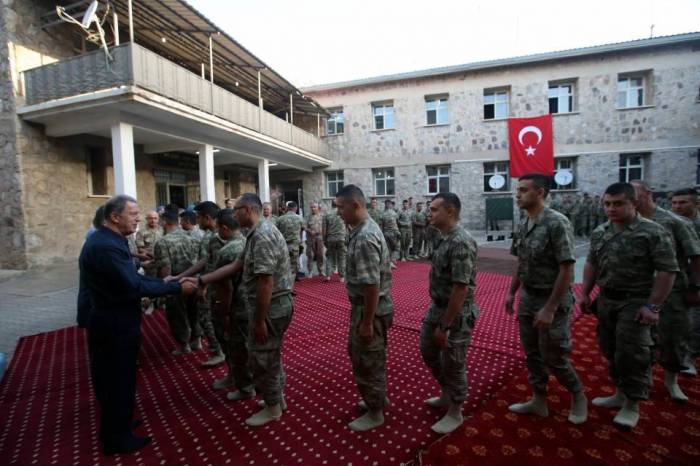 وزير الدفاع التركي يصلي العيد مع الجنود على الحدود العراقية