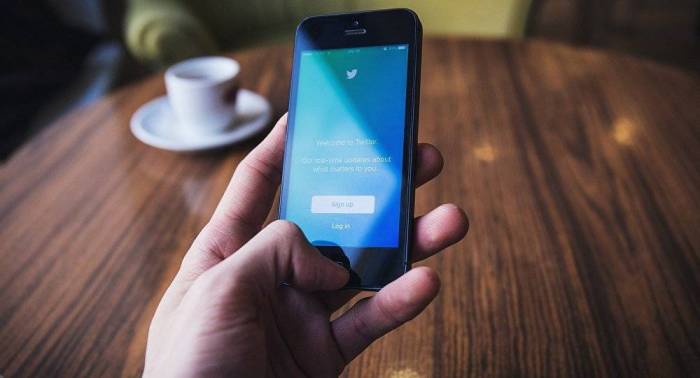 Twitter users report social media down worldwide