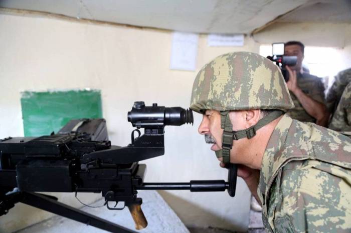 Ministro de Defensa de Azerbaiyán visita unidades militares de la primera línea- Video, Fotos