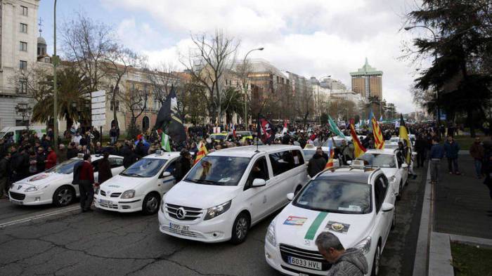 Seis claves para entender el conflicto entre el sector del taxi y Uber y Cabify en España