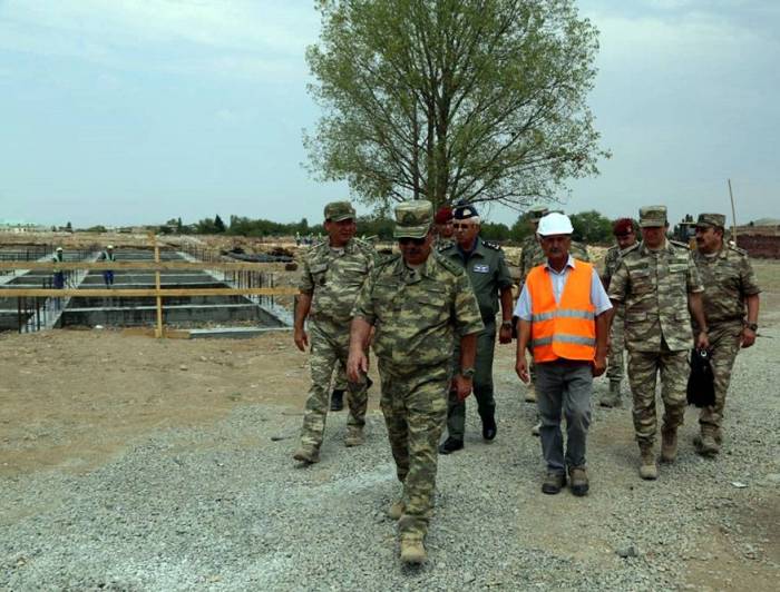 Ministro de Defensa de Azerbaiyán inspecciona instalaciones militares en la primera línea - Video, Fotos