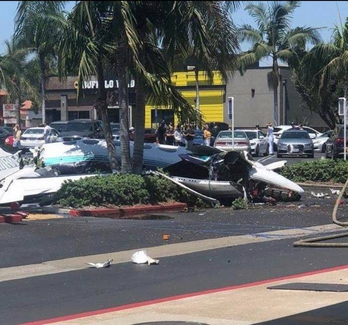 California: Cinco muertos tras estrellarse una avioneta en un aparcamiento