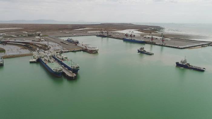 Präsident Aliyev stellt 10,2 Millionen Manat für Fortsetzung von Bauarbeiten im neuen Bakuer Seehafen bereit