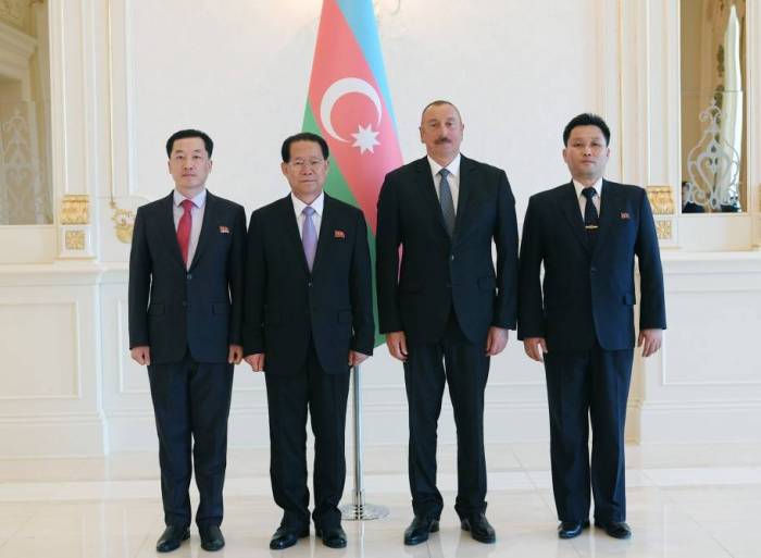 Ilham Aliyev recibe credenciales de nuevos embajadores de tres países- Fotos