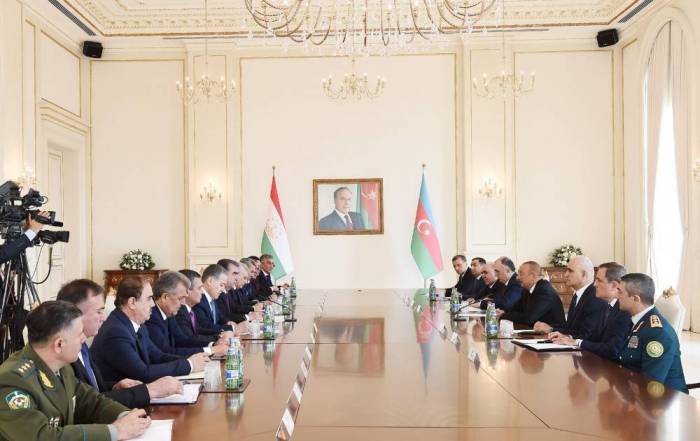Entretien des présidents azerbaïdjanais et tadjiks élargi aux délégations
