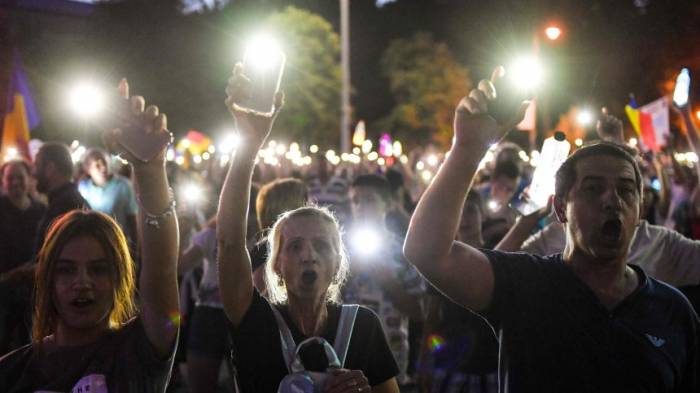 Tausende Menschen protestieren erneut gegen Regierung