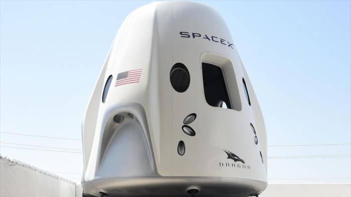 SpaceX permite a reporteros gatear dentro de su nueva nave espacial