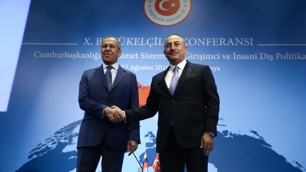 Außenminister Çavuşoğlu kommt mit russischen Amtskollegen zusammen