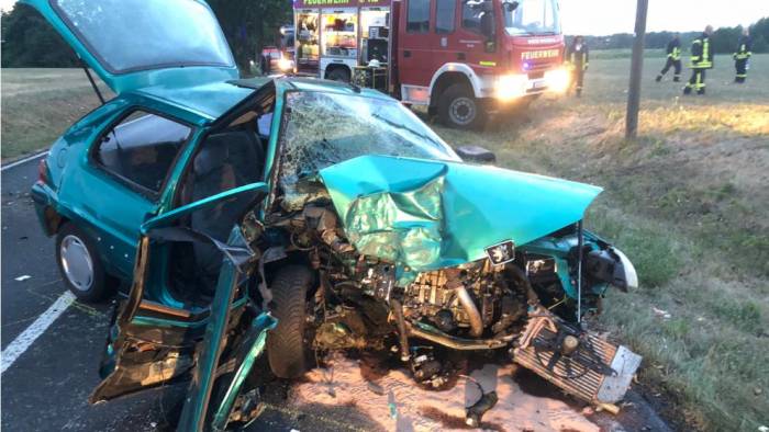 Fahrer und Beifahrer überleben Horror-Crash