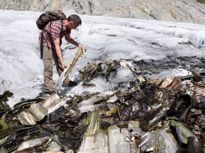 Heatwave reveals Second World War plane hidden in glacier for 72 years