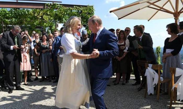 Vladimir Poutine assiste au mariage de la ministre autrichienne Karin Kneissl