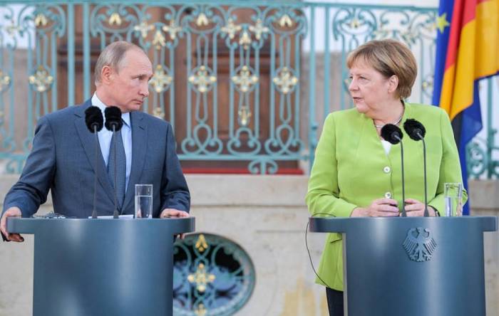 Putinlə Merkel arasında 3 saatlıq görüş