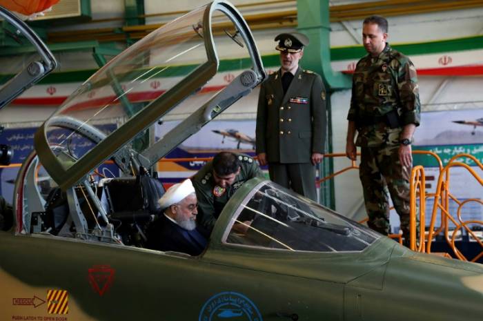 Irán exhibe su primer avión de combate fabricado íntegramente en el país