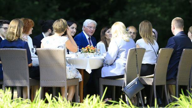 Steinmeier verurteilt Fremdenhass bei deutsch-türkischer Kaffeetafel