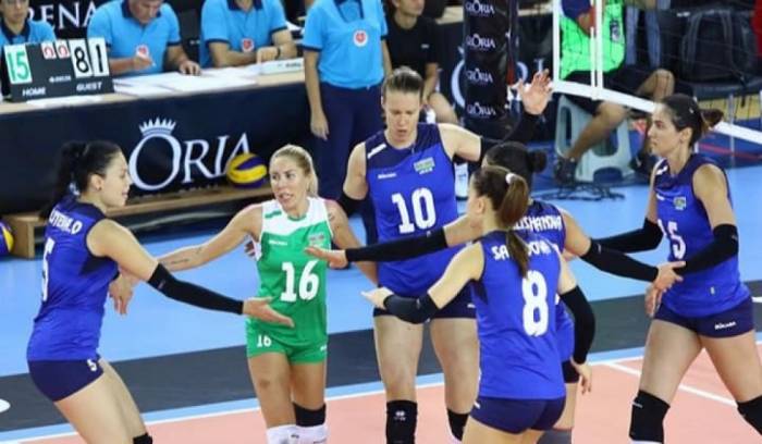 Aserbaidschanische Volleyballerinnen schlagen ihre italienische Gegnerinnen