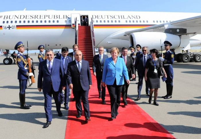 Angela Merkel in Baku eingetroffen - FOTO, VIDEO