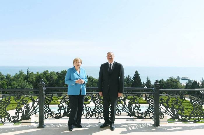 Offizieller Empfang der deutschen Bundeskanzlerin Angela Merkel in Baku - FOTOS