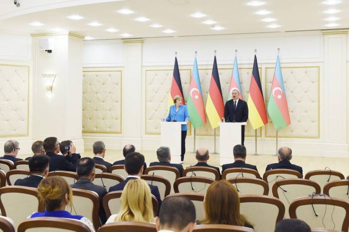 Präsident Ilham Aliyev und deutsche Bundeskanzlerin Angela Merkel treten mit Presseerklärung auf