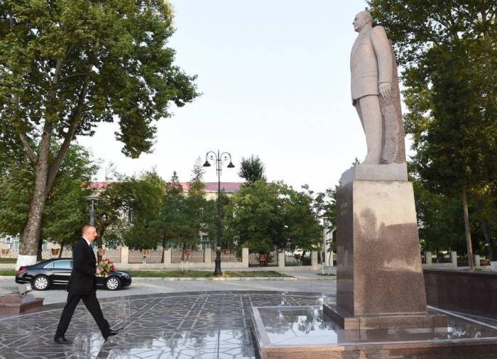 Ilham Aliyev visite le monument du leader national Heydar Aliyev à İsmayilli