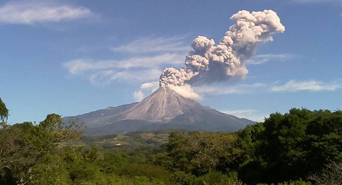 Alerta en Guatemala por deslaves en laderas del Volcán de Fuego