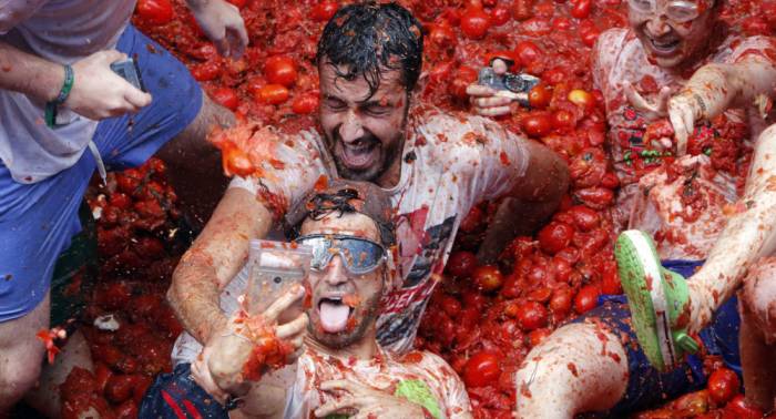 La Tomatina se apodera de las calles de Buñol en España 