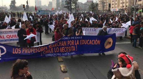 Se movilizan maestros chilenos por mejoras condiciones laborales