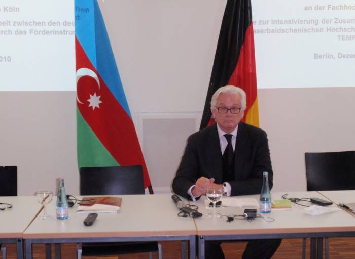 Honorarkonsul Otto Hauser erklärt nach dem Besuch der deutschen Bundeskanzlerin in Baku