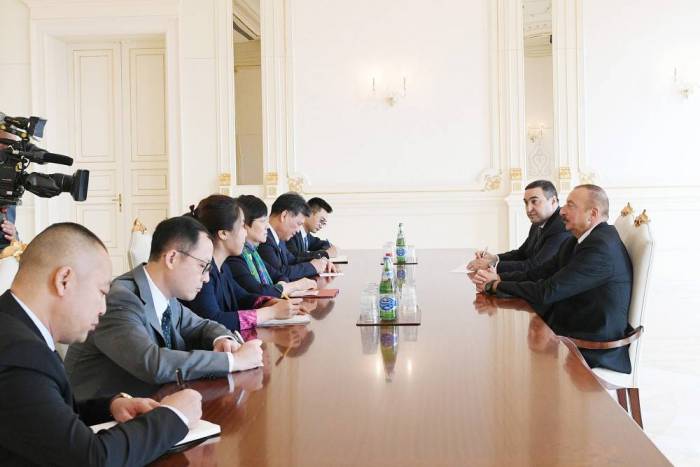 الرئيس إلهام علييف يلتقي الوفد الصيني