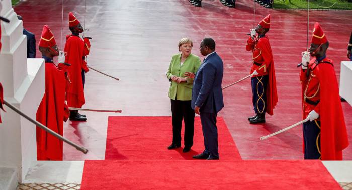 „Schöne Maid hast Du heut´ für mich Zeit?“ Senegal begrüßt Merkel mit Schlager