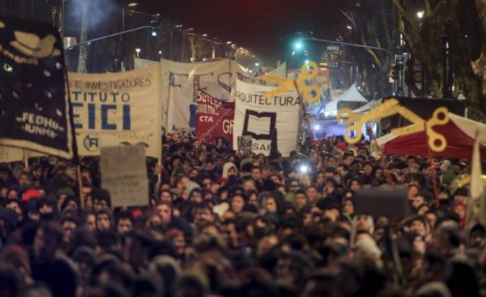 Marchan en Argentina en defensa de la eduación pública