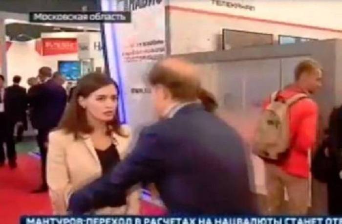 Jurnalist nazirlə müsahibə zamanı huşunu itirdi - VİDEO