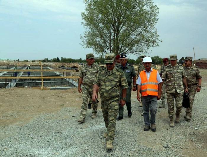 Zakir Hassanov visite des installations militaires - PHOTO - VIDEO