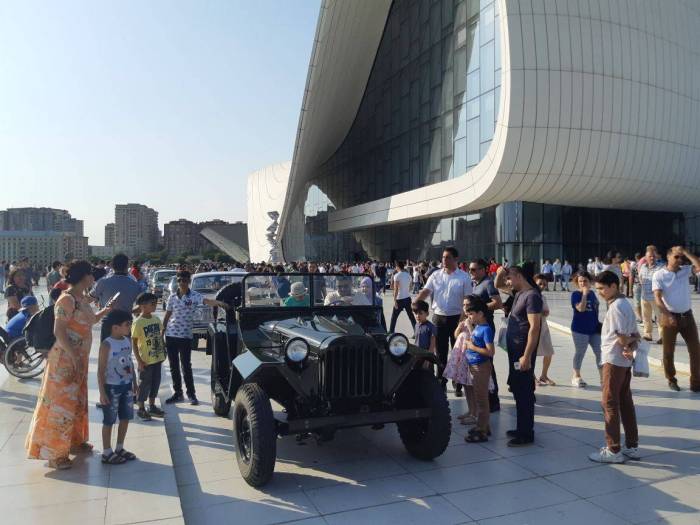 Retro cars parade and exhibition held in Baku