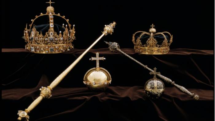 Priceless royal crowns stolen in Sweden, thieves get away on motorboat