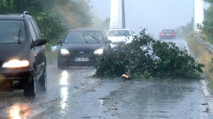 Starkes Unwetter legt vielerorts Verkehr lahm - mehrere Verletzte