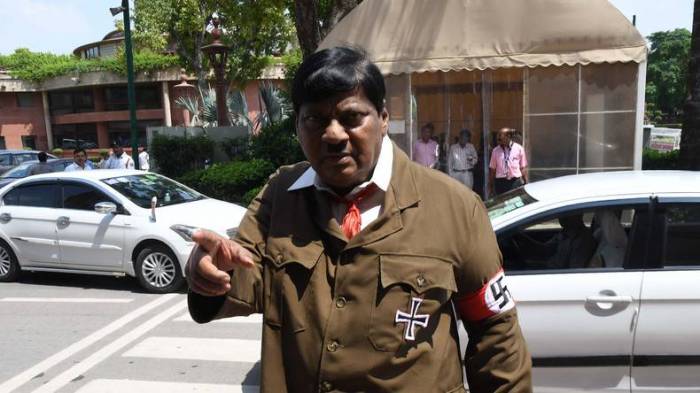 Inde: un député local se déguise en Adolf Hitler - VIDEO